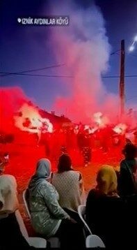 Bursa’nın İznik ilçesinde düzenlenen Hıdırellez şenliklerinde yaşları 7 ile 16