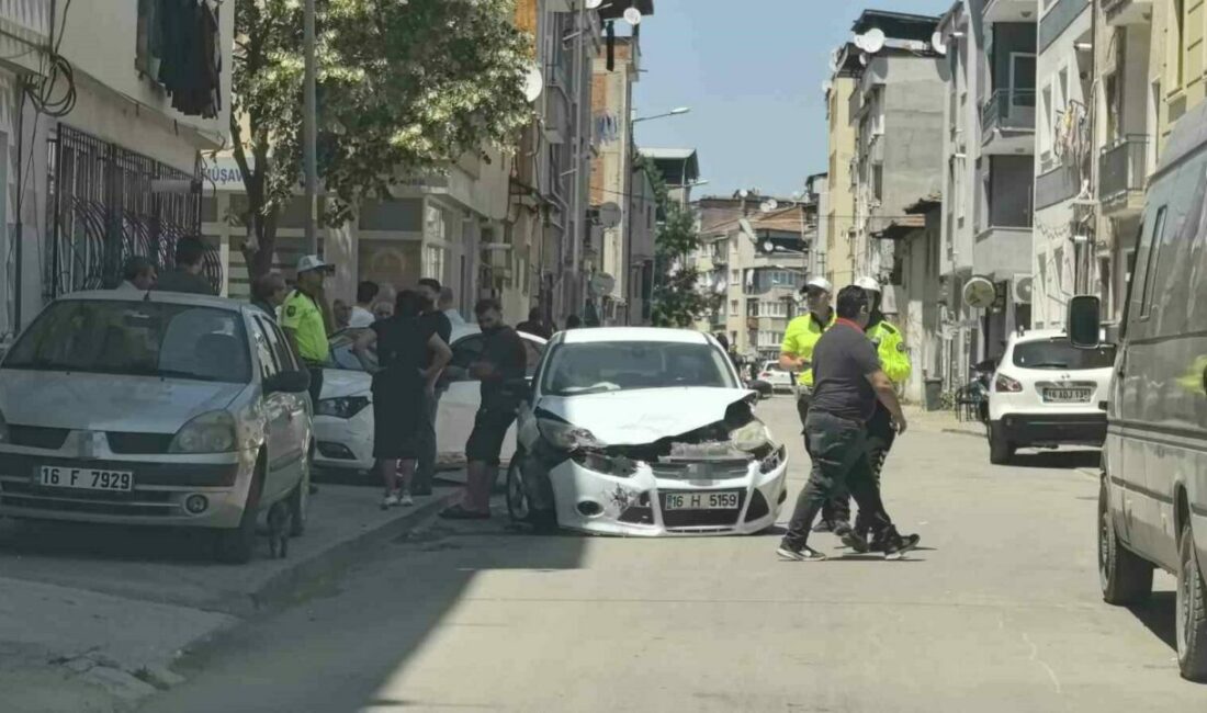 Bursa’nın İnegöl ilçesinde 2 otomobilin çarpıştığı kazada 3 kişi yaralandı.