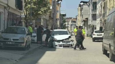 Bursa’nın İnegöl ilçesinde 2 otomobilin çarpıştığı kazada 3 kişi yaralandı.