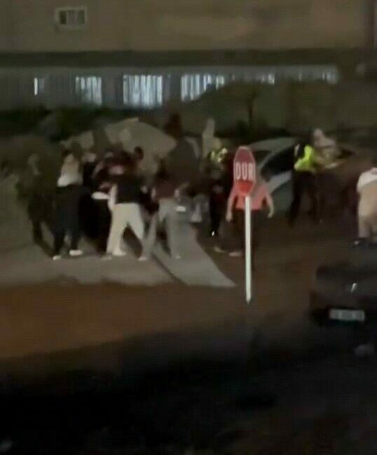 Bursa’da park halindeki araçlara çarpıp kaçtı, geri döndüğünde araç sahiplerinin saldırısına uğradı Bursa’nın İnegöl ilçesinde meydana gelen maddi hasarlı trafik kazasının ardından