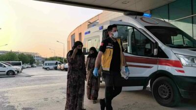 Bursa’nın Yenişehir ilçesinde bulunan çadır kentte pilav yiyen 40 kişi