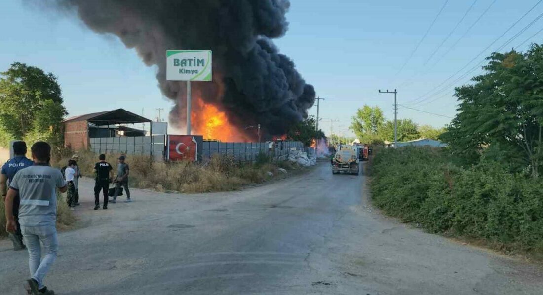 Bursa’da plastik fabrikası alevlere teslim oldu Bursa’nın Mustafakemalpaşa ilçesinde faaliyet gösteren plastik fabrikası, alevlere teslim oldu.