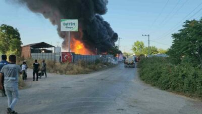Bursa’nın Mustafakemalpaşa ilçesinde faaliyet gösteren plastik fabrikası, alevlere teslim oldu.