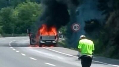 Bursa’nın Kestel ilçesinde seyir halinde olan kamyonet alev alev yandı.