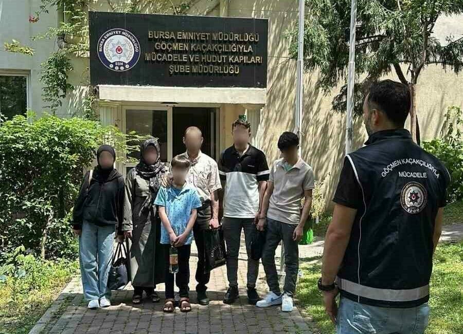 Bursa’da “Şok ev” operasyonu…7 kaçak göçmen yakalandı Bursa Emniyet Müdürlüğü Göçmen Kaçakçılığıyla Mücadele ve Hudut Kapıları Şube