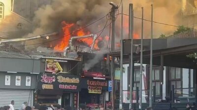 Bursa Setbaşı’nda bir restoranda çıkan yangın büyüyerek çevredeki dükkanlara sıçradı.