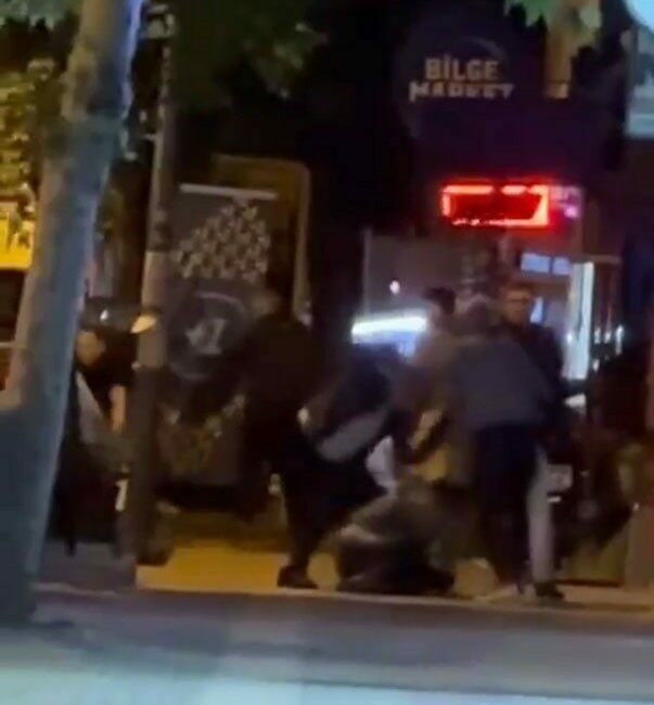 Bursa’da bir grup tartıştığı şahsı tekme tokat dövdü. O anlar