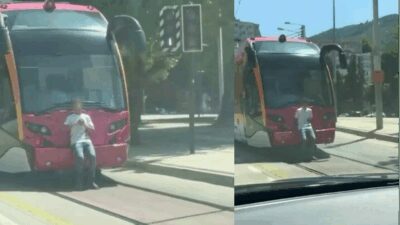 Bursa’da seyir halindeki tramvayın arkasında tutunarak seyahat eden gencin tehlikeli