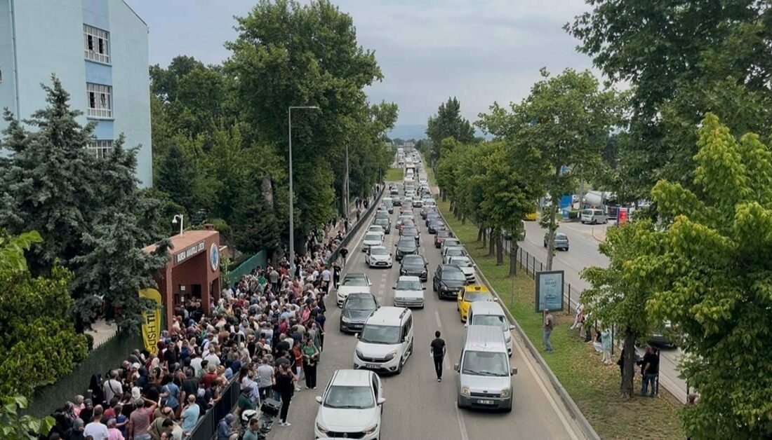 Bursa’da YKS öncesi trafik yoğunluğu öğrencilere zor anlar yaşattı Bursa’da Yükseköğretim Kurumları Sınavı (YKS) öncesi kent genelinde yaşanan trafik