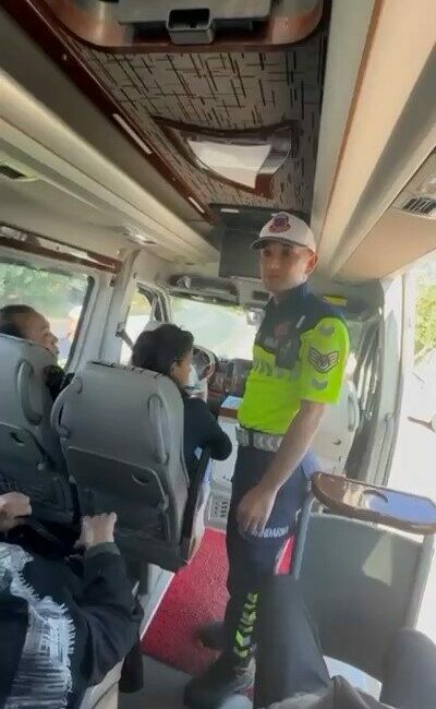 Bursa’nın İznik ilçesinde yolcu minibüsüne yönelik yapılan sivil trafik denetiminde,