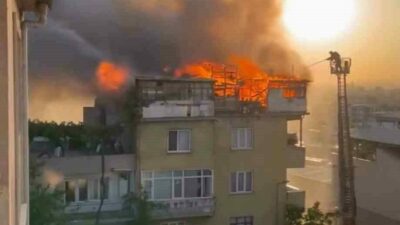 Bursa’da 5 katlı binanın çatı katı alevlere teslim oldu. Yangında,