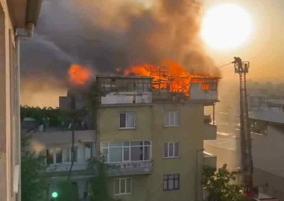 Bursa’da 5 katlı binanın çatı katı alevlere teslim oldu. Yangında,