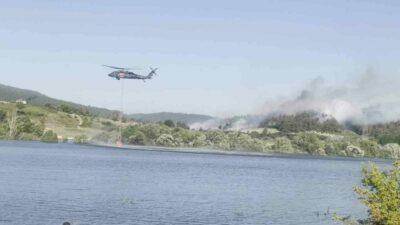 Bursa’nın Orhaneli ilçesinde ormanlık alanda devam eden yangına, havadan ve