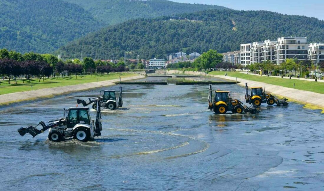 Bursa Büyükşehir Belediyesi, sıcaklıkların artmasıyla oluşacak muhtemel kokuların önüne geçmek