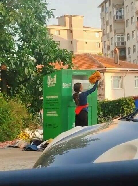 Canlarını hiçe sayarak giysi kumbarasından kıyafet çaldılar Bursa’da farklı noktalara kurulan ve vatandaşların kullanmadığı kıyafetleri depolayan atık