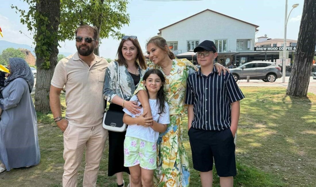 Demet Akalın’dan minik hayranına jest Geçtiğimiz hafta Yalova’daki konserinde küçük hayranı ile sahnede sorun yaşadığı