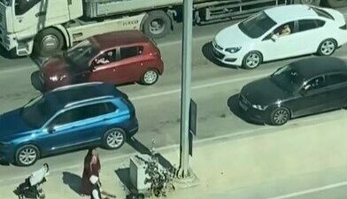 Bursa’da şehrin en işlek caddelerinden birinde mıntıka paylaşımı yapamayan yanlarında