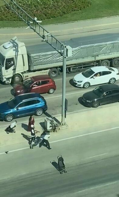 Bursa’da şehrin en işlek caddelerinden birinde mıntıka paylaşımı yapamayan yanlarında