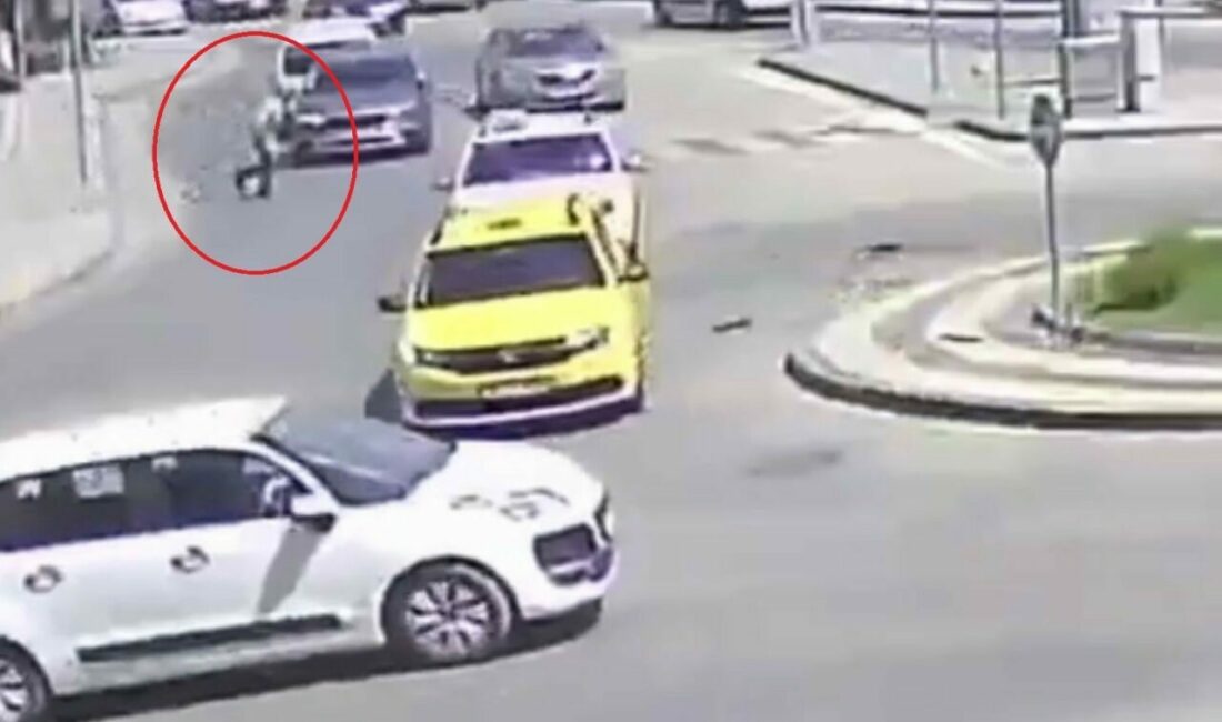 Görenleri hayrete düşüren kaza kamerada… Otomobilin çarpmasıyla savruldu hiçbir şey olmamış gibi yoluna devam etti Bursa’da yolun karşısına geçmek için aniden yola çıkan vatandaş, otomobilin