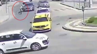 Bursa’da yolun karşısına geçmek için aniden yola çıkan vatandaş, otomobilin