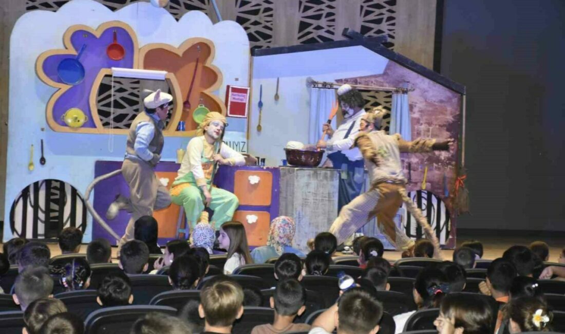 Bursa Devlet Tiyatrosu’nun kültürel turnesi kapsamında Karacabey’de sahnelenen ’Harikalar Mutfağı’