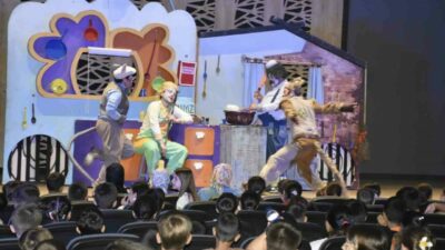 Bursa Devlet Tiyatrosu’nun kültürel turnesi kapsamında Karacabey’de sahnelenen ’Harikalar Mutfağı’