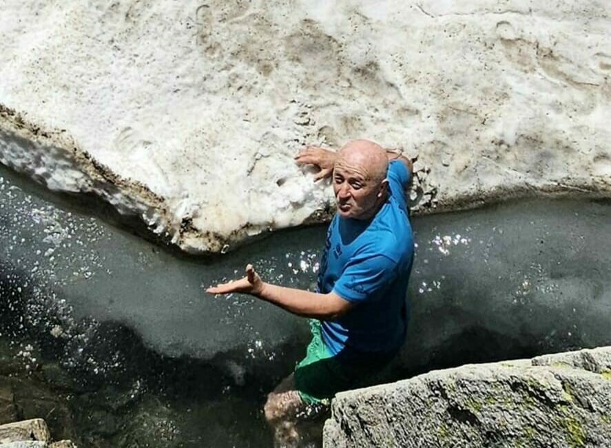 Bursalı dağcılar, Haziran ayında Uludağ’ın buz tutan gölünde yüzdü. Yaklaşık