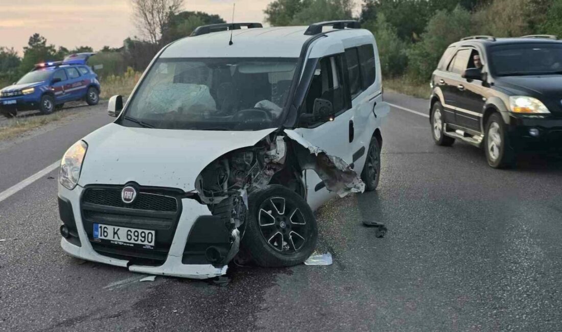 Bursa’nın İnegöl ilçesinde iki otomobilin kafa kafaya çarpıştığı kazada 3