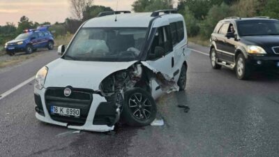 Bursa’nın İnegöl ilçesinde iki otomobilin kafa kafaya çarpıştığı kazada 3