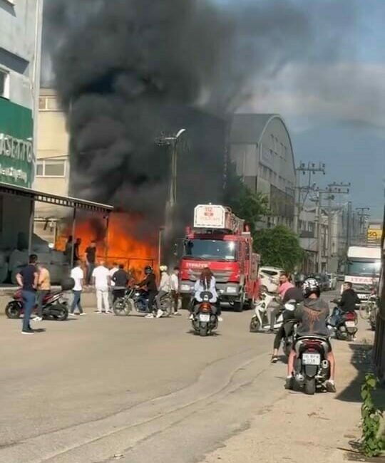 İnegöl Mobilya sanayinde yangın Bursa’nın İnegöl ilçesinde faaliyet gösteren bir mobilya imalathanesinin bahçesindeki atıklar