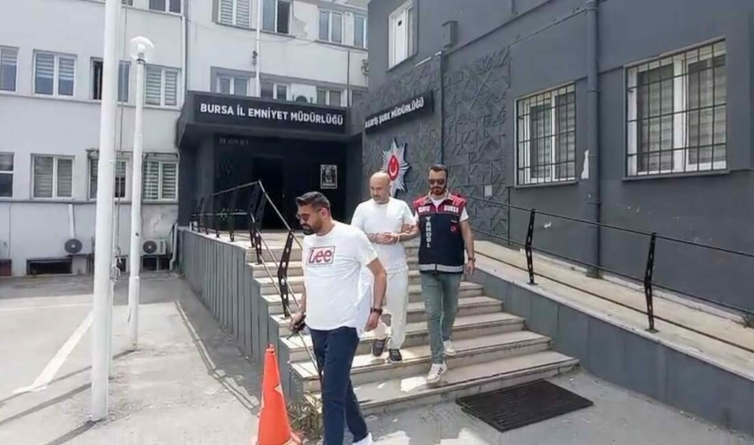 İnternetten iş başvurusunda bulundu, patronu tarafından 817 bin lira dolandırıldı Bursa’da internet üzerinden iş başvurusu yapan bir kadın, çalışmaya başladığı