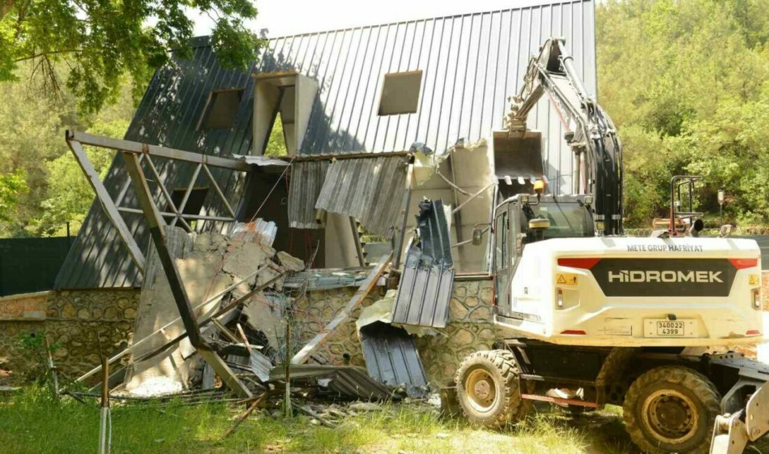 Nilüfer Belediyesi, Hasanağa Mahallesi’nde kaçak olarak inşa edilen iki villayı