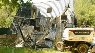 Nilüfer Belediyesi, Hasanağa Mahallesi’nde kaçak olarak inşa edilen iki villayı