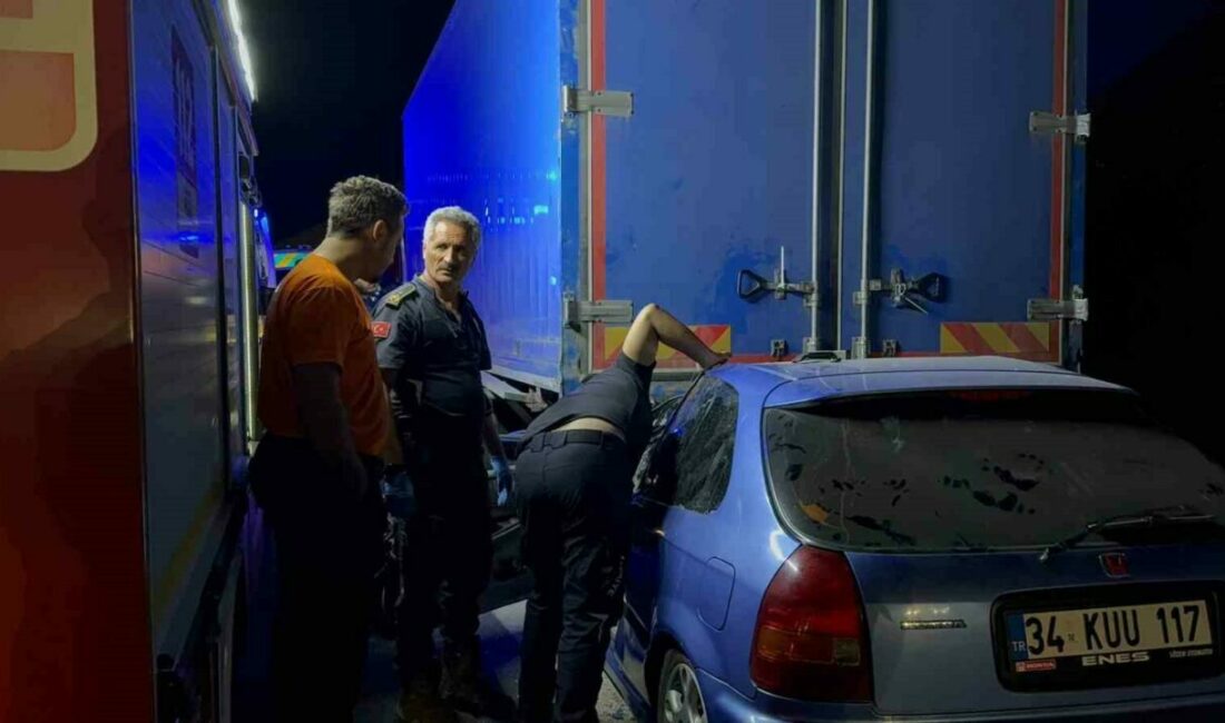 Bursa’nın Gemlik ilçesinde otobanda seyir halindeki kamyona arkadan çarpan otomobilde