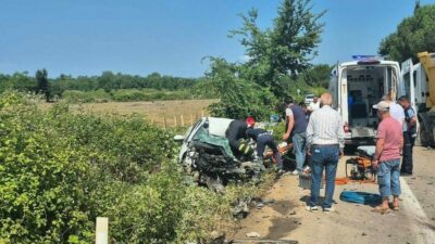 Bursa’nın Karacabey ilçesinde kamyon ile otomobilin kafa kafaya çarpışması sonucunda