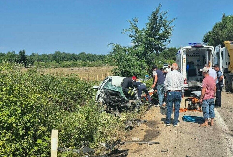 Bursa’nın Karacabey ilçesinde kamyon ile otomobilin kafa kafaya çarpışması sonucunda