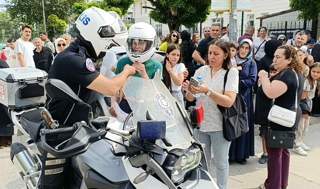 Kimliğini düşüren gencin imdadına yunus polisleri yetişti Bursa’nın İnegöl ilçesinde YKS’ye girecek olan öğrenciler ter döktü. Kimliğini
