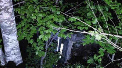 Bursa’nın İnegöl ilçesinde meydana gelen kazada kontrolden çıkan otomobil uçuruma