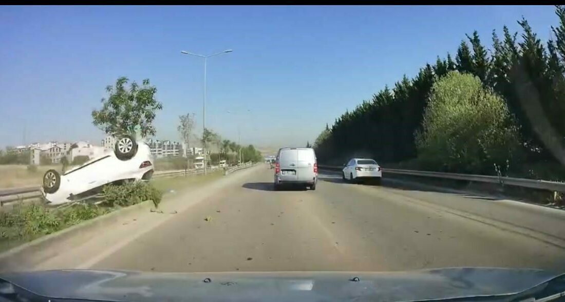 Kontrolden çıktı böyle takla attı, kaza yapan çiftin burnu kanamadı Bursa’nın Nilüfer ilçesinde kontrolden çıkan otomobil, bariyerleri aşarak ters yöne