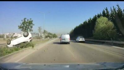 Bursa’nın Nilüfer ilçesinde kontrolden çıkan otomobil, bariyerleri aşarak ters yöne