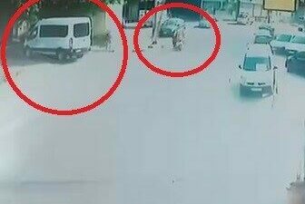 Bursa’da kurye ile tartışan şahıslar, genç adama tekme tokat saldırdı.