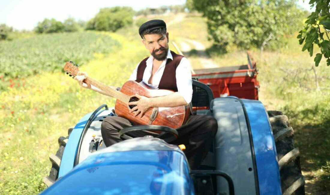 Yeni şarkısının klibinde köy ağası olan Mehmet Çevik traktör kullanıp
