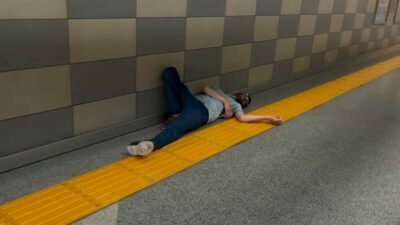 Bursa’da bir şahıs metro alt geçidinde uzanıp uyumayı tercih etti.