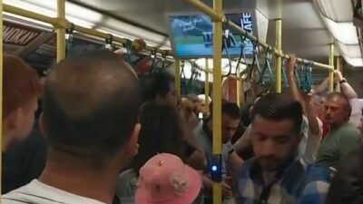 Bursa’da seyir halindeki metro içerisinde tartışan iki grup, güvenlik görevlileri