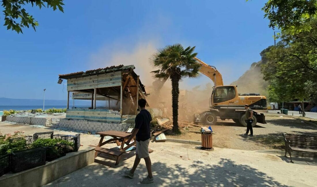 Mudanya Trilye’de 30 yıllık 4 kafe yıkıldı Bursa’nın Mudanya ilçesine bağlı Tirilye Mahallesi’nde sahil bandında yer alan