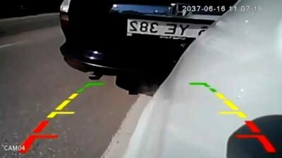 Bursa’da iki otomobilin peş peşe makas atarak ilerlediği anlar kazayla