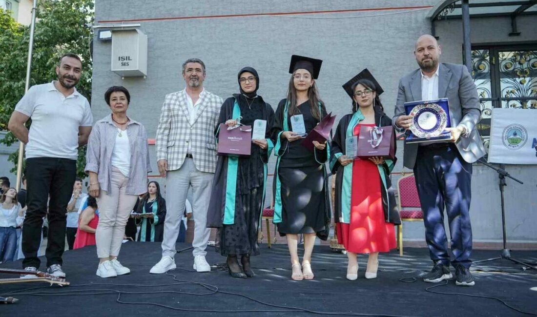 Bursa’nın köklü eğitim kurumlarından Nuri Erbak Anadolu Lisesi’nde, mezuniyet töreni