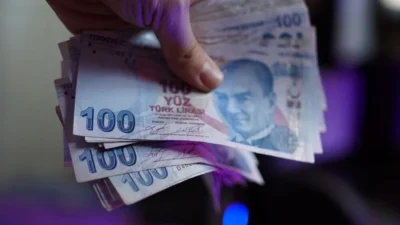 Milyonlarca memur ve emekli temmuzda maaşlarına yapılacak zammı merak ediyor.