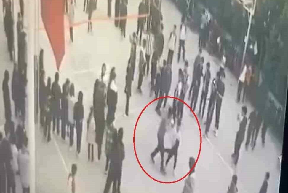 Bursa’da bir ortaokulda yaşanan şiddet olayı, güvenlik kameralarına yansıdı. Osmangazi