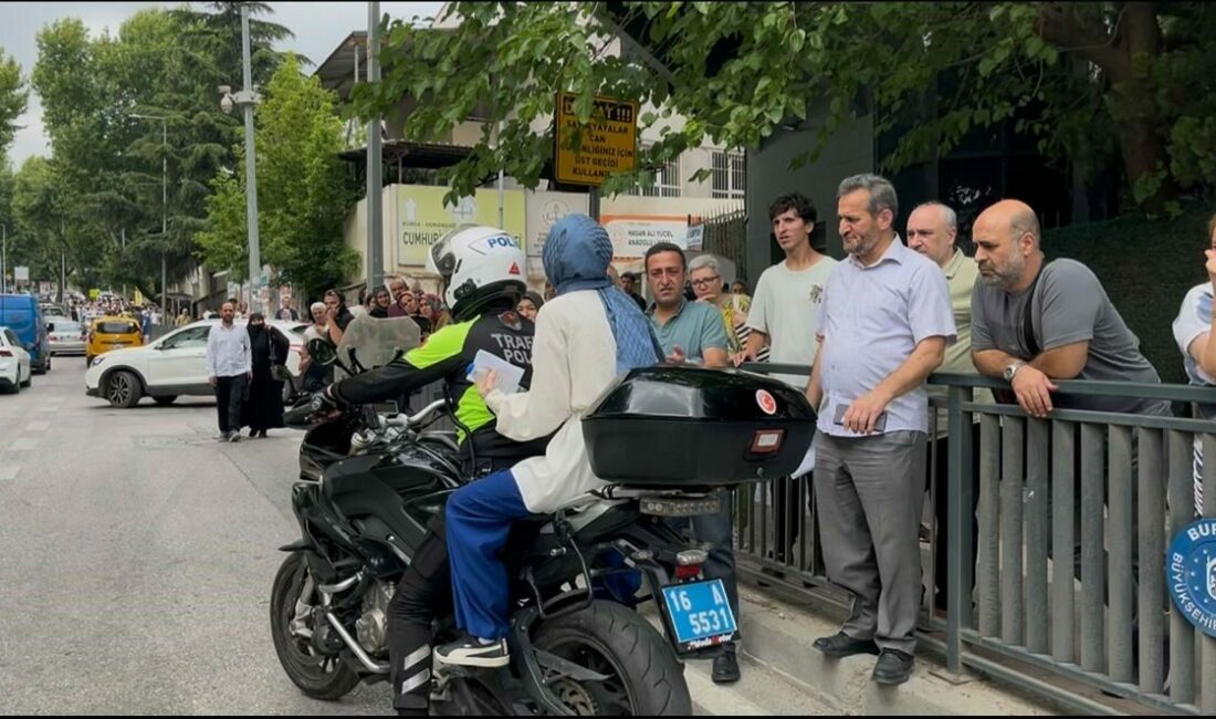 Okulları karıştırınca motosikletli polis okula böyle yetiştirdi Bursa’da Yükseköğretim Kurumları Sınavı (YKS) için gelen kız öğrenci, sınav